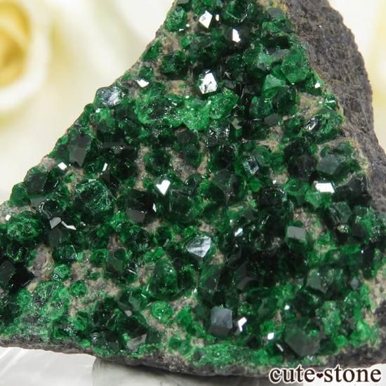 ロシア産 ウバロバイトガーネットの母岩付き結晶（原石）14.1g