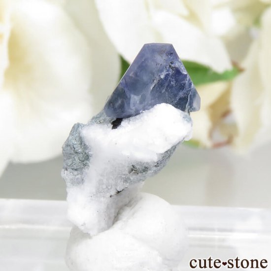 カリフォルニア産 ベニトアイト ネプチュナイトの母岩付き結晶 原石 0 4g Cute Stone