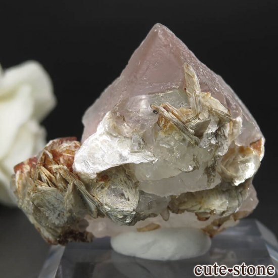 パキスタン Chumar Bakhoor産 ピンクフローライト＆モスコバイトの原石 No.57の写真1 cute stone