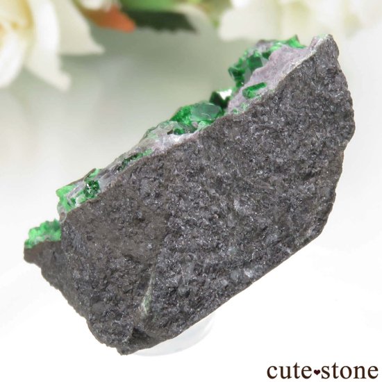 ロシア Saranovskii Mine産 ウバロバイトガーネットの母岩付き結晶（原石）No.6の写真1 cute stone