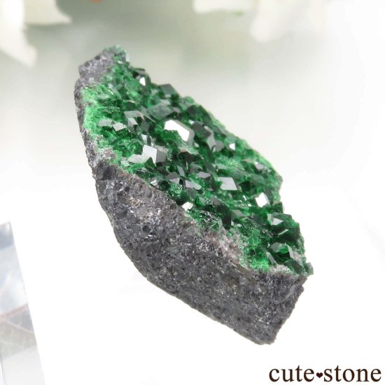 ロシア Saranovskii Mine産 ウバロバイトガーネットの母岩付き結晶（原石）No.7の写真0 cute stone
