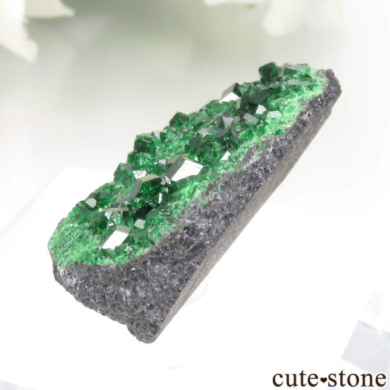 ロシア Saranovskii Mine産 ウバロバイトガーネットの母岩付き結晶（原石）No.7の写真1 cute stone
