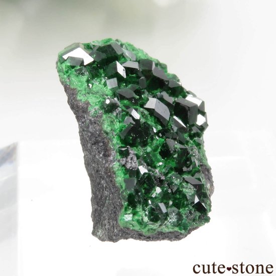 ロシア Saranovskii Mine産 ウバロバイトガーネットの母岩付き結晶（原石）No.8の写真0 cute stone