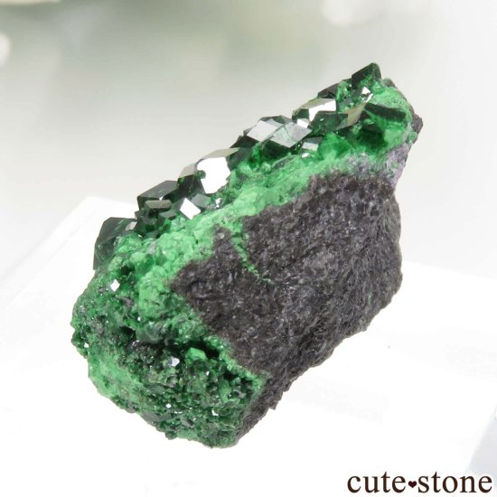 ロシア Saranovskii Mine産 ウバロバイトガーネットの母岩付き結晶（原石）No.8の写真1 cute stone