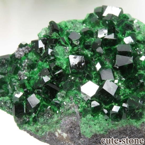 ロシア Saranovskii Mine産 ウバロバイトガーネットの母岩付き結晶(原石)No.8の写真2 cute stone