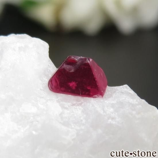 834g 母岩付き スピネル 原石 自立可能 ピンク レッドスピネル UV蛍光 834g 母岩付き スピネル 原石 自立可能 ピンク レッドスピネル UV蛍光