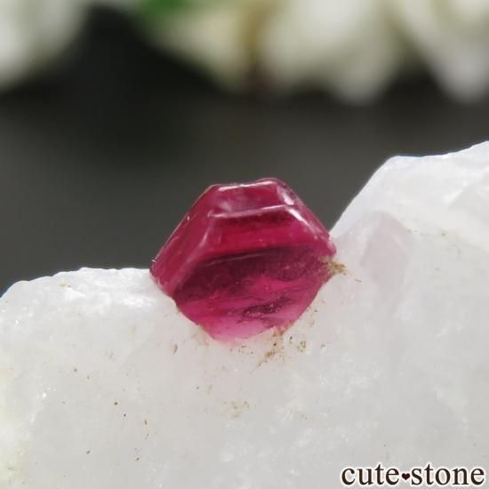 ミャンマー モゴク産 ピンク～レッドスピネルの母岩付き 原石 No