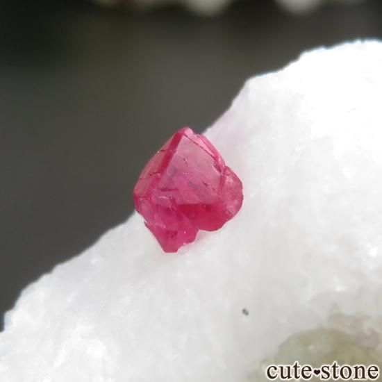 ミャンマー モゴク産 ピンク～レッドスピネルの母岩付き 原石 No