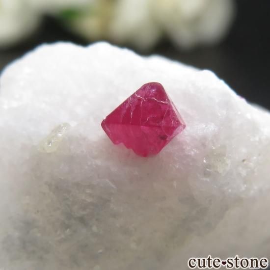 ミャンマー モゴク産 ピンク～レッドスピネルの母岩付き 原石 No