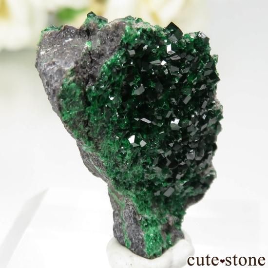 ロシア Saranovskii Mine産 ウバロバイトガーネットの原石 No.13の写真1 cute stone