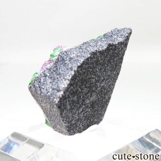 ロシア Saranovskii Mine産 ウバロバイトガーネットの原石 No.15の写真1 cute stone