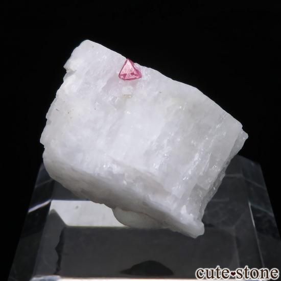 ミャンマー産　スピネル　母岩付き原石 ミャンマー モゴク産 ピンク～レッドスピネルの母岩付き 原石 No