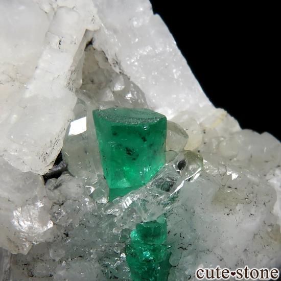 エメラルド原石 ムゾー産 蛍光 とても美しい エメラルド原石 ムゾー産