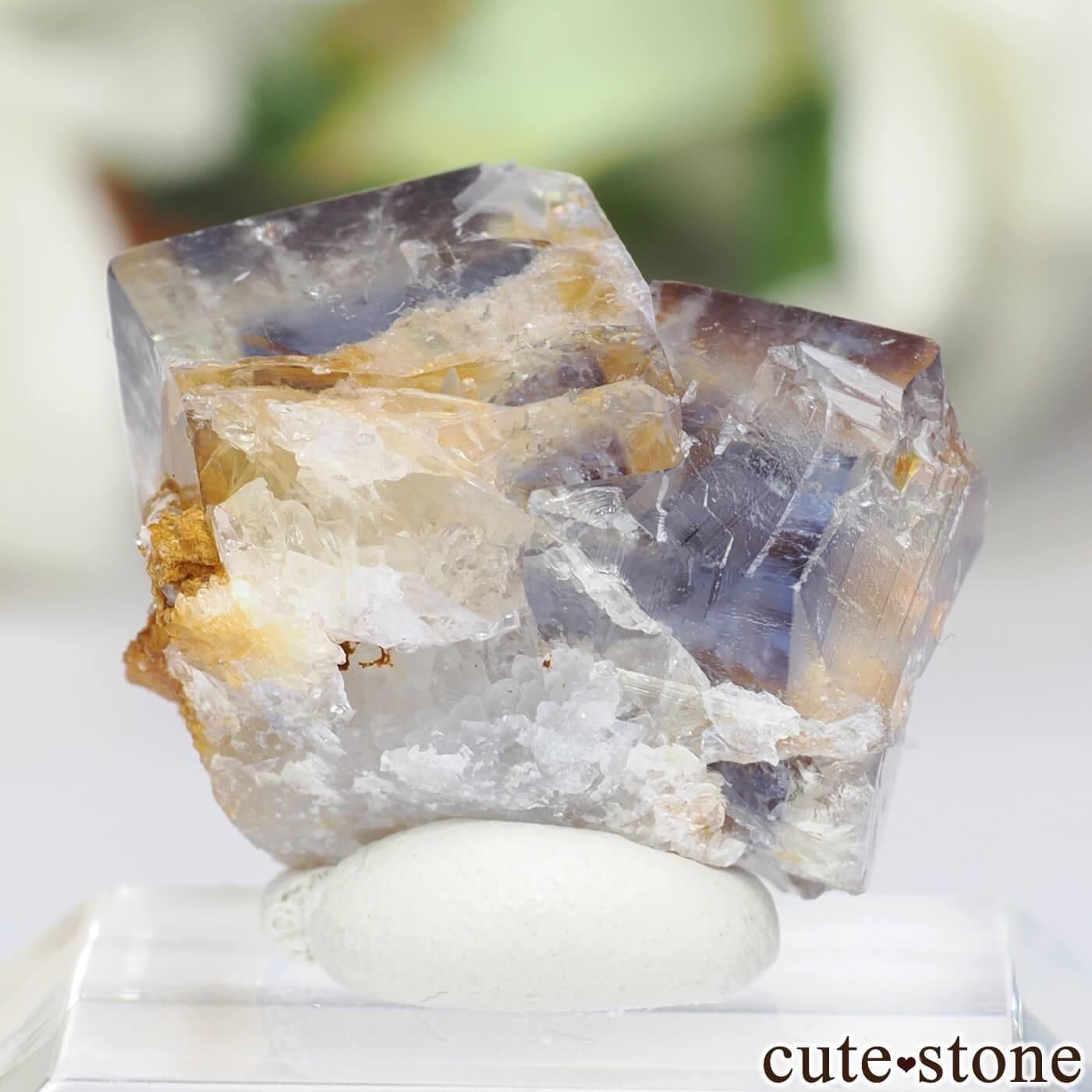 ドイツ Todtnau産(ブラックフォレスト) フローライトの原石 No.8の写真1 cute stone