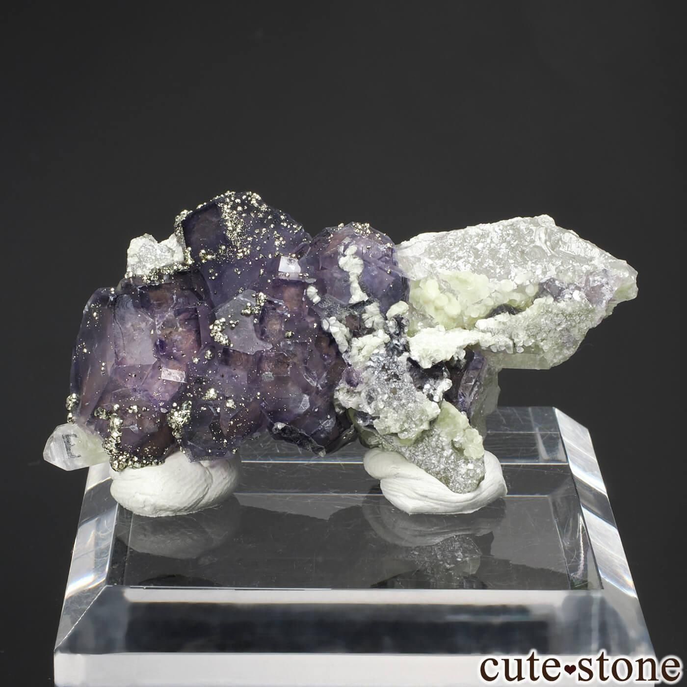 内モンゴル自治区 Yindu産 フローライト＆パイライト＆クォーツの原石