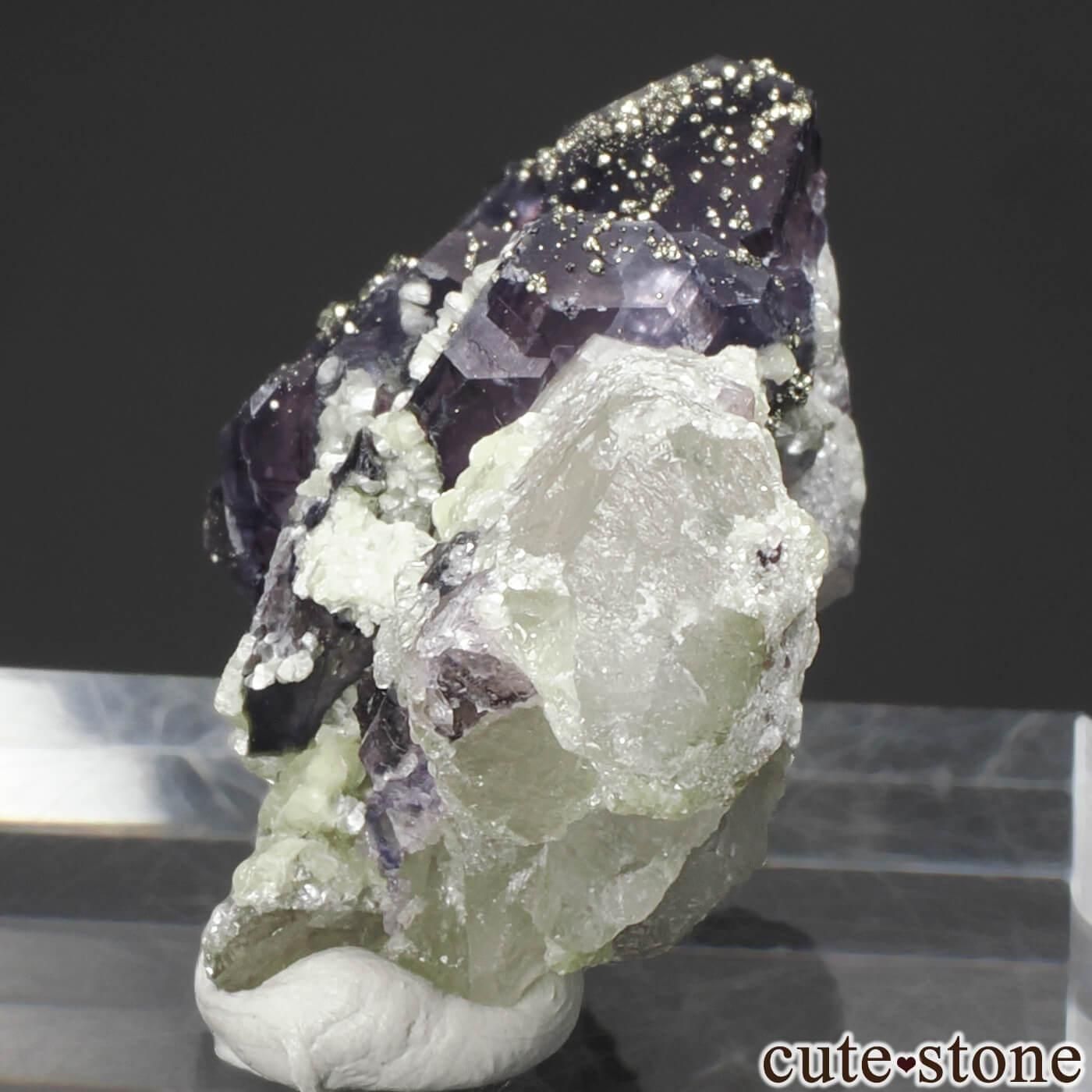 内モンゴル自治区 Yindu産 フローライト＆パイライト＆クォーツの原石