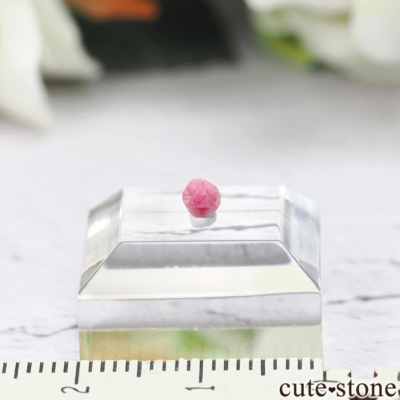ミャンマー モゴク産 スピネルの双晶(六芒星)No.43の写真1 cute stone
