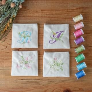 <img class='new_mark_img1' src='https://img.shop-pro.jp/img/new/icons14.gif' style='border:none;display:inline;margin:0px;padding:0px;width:auto;' />選べるアルファベット　オーダー刺繍ポーチ（サニタリーポーチ・ナプキンポーチ）の商品画像