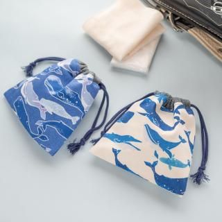 <img class='new_mark_img1' src='https://img.shop-pro.jp/img/new/icons13.gif' style='border:none;display:inline;margin:0px;padding:0px;width:auto;' />まいにちの巾着：くじら柄の商品画像