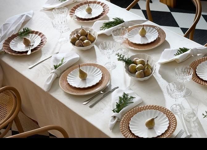 優しく秋の食卓を彩るシナモンとホワイトのお皿