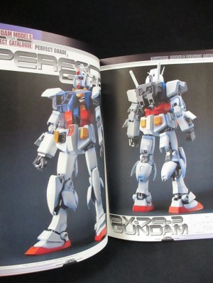 ガンダムモデルパーフェクトカタログ Ver1.0　メディアワークス・主婦の友社 - 古書 コモド ブックス　komodo books　埼玉県川口市  古本 販売・買取　映画/音楽/幻想文学/漫画/劇画/オカルト/芸能/サブカル/美術/建築/写真/思想哲学/民俗文化/人文社会