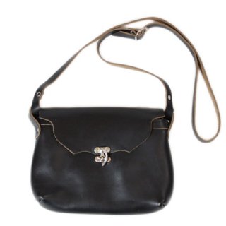 <img class='new_mark_img1' src='https://img.shop-pro.jp/img/new/icons14.gif' style='border:none;display:inline;margin:0px;padding:0px;width:auto;' />Fernand Leather Horizontal Latch Pouch Medium - Black 