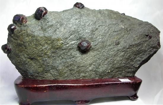 母岩付き24面体ガーネット結晶