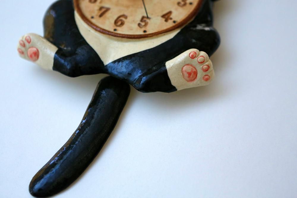 陶器の掛時計 福々招き猫 ハチ尾振 - クラフト悠季