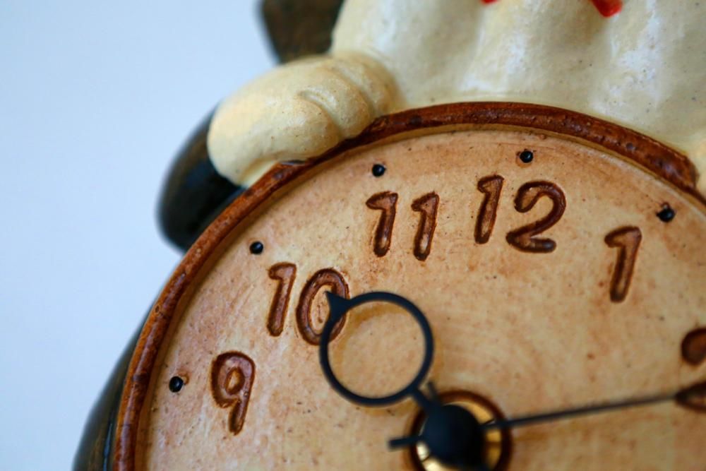 陶器の掛時計 福々招き猫 ハチ尾振 - クラフト悠季