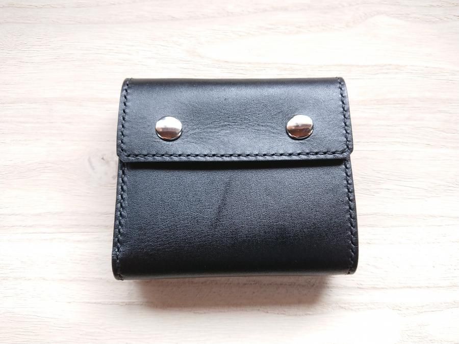 FREITAG レザー三つ折り財布 黒とベージュ
