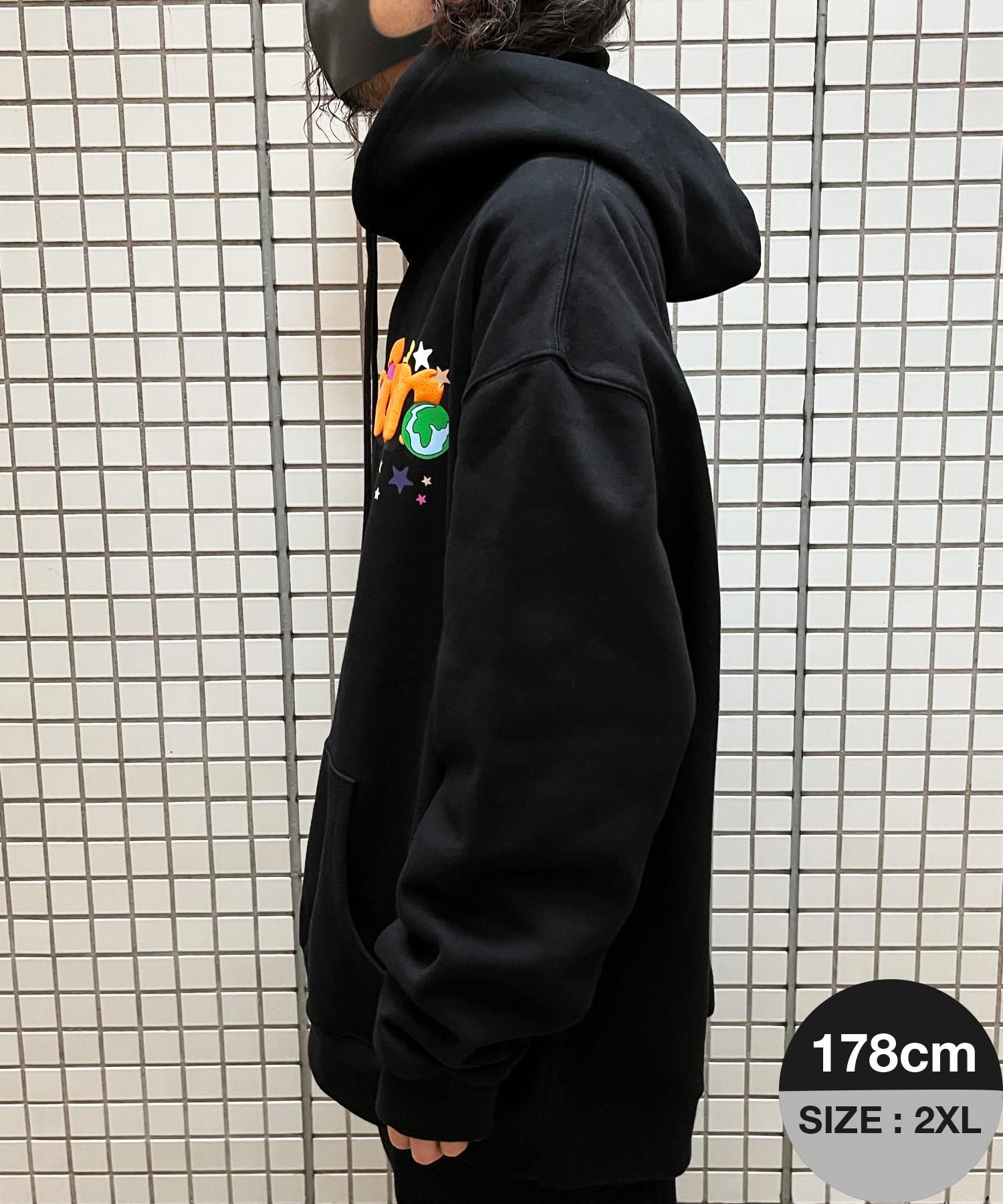 DUALISM/DLSM(デュアリズム) フードパーカー WORLD LOGO HOODIE