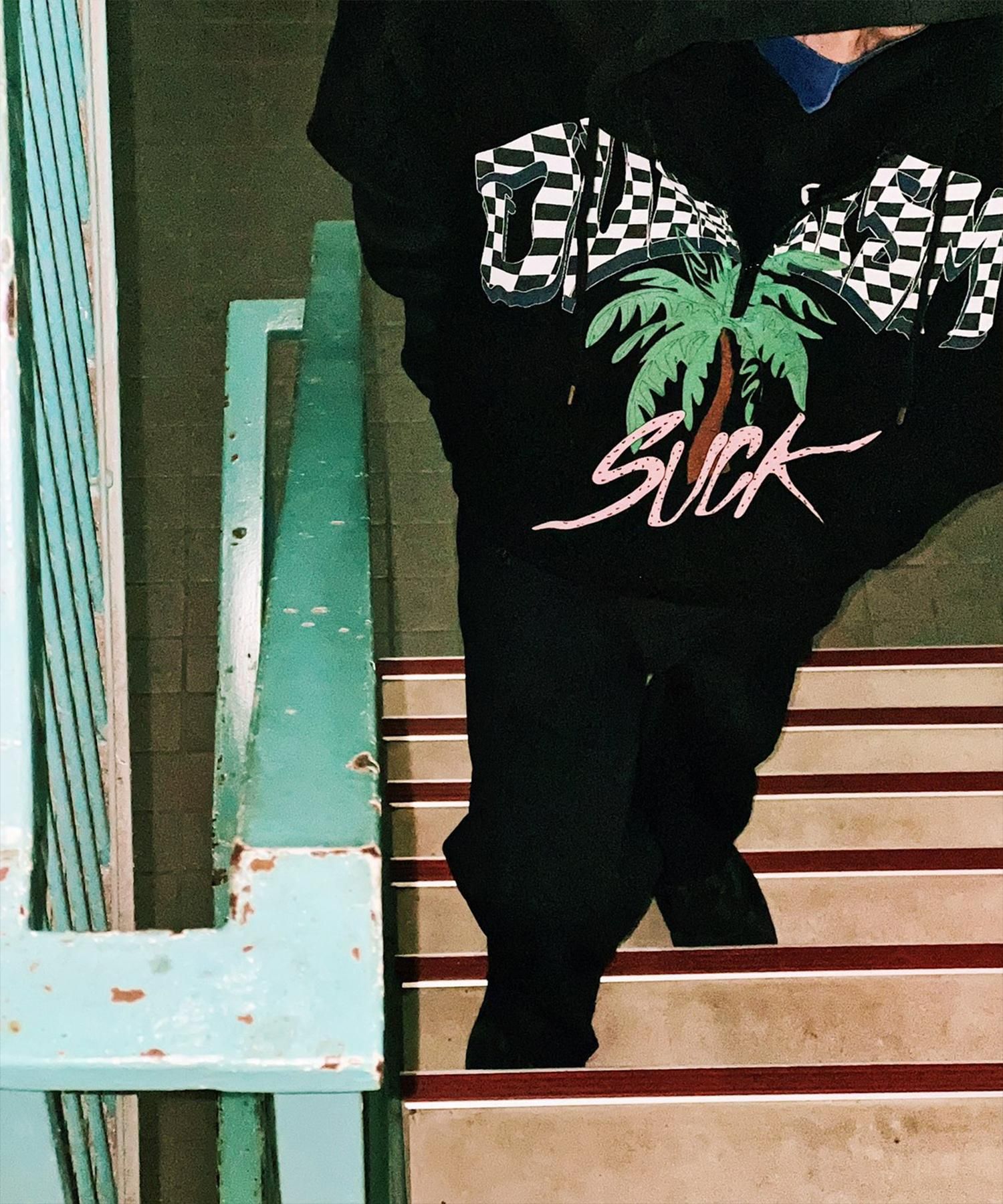 DUALISM/DLSM(デュアリズム) フードパーカー SUCK LOGO HALF ZIP