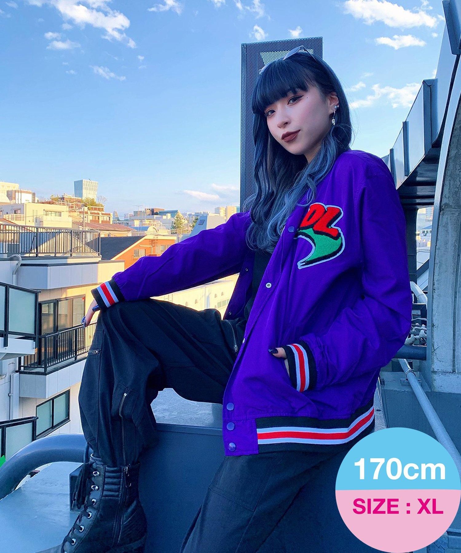 DUALISM/DLSM(デュアリズム) スタジャン BOOMERANG LOGO SATIN STADIUM