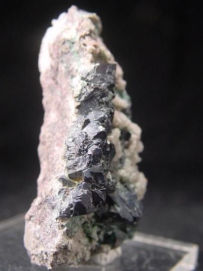 西シベリア産赤銅鉱 セキドウコウ（赤銅鉱） (Cuprite) - Rock Identifier