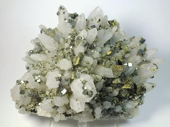 水晶・パイライト（尾太鉱山 ） サイバークリスタルズ☆鉱物標本
