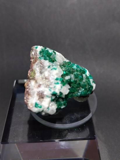 Dioptase:翠銅鉱(ナミビア産）