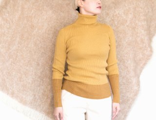 【山桃染め】Organic Cotton無縫製バイカラーリブタートルセーター