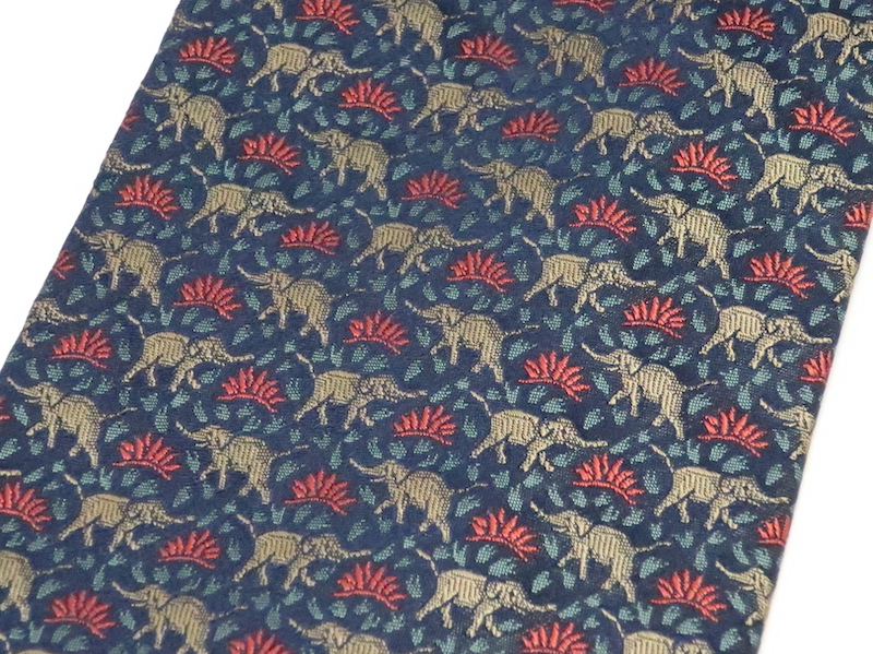 ジム・トンプソンの歩く象のデザインシルクネクタイ
