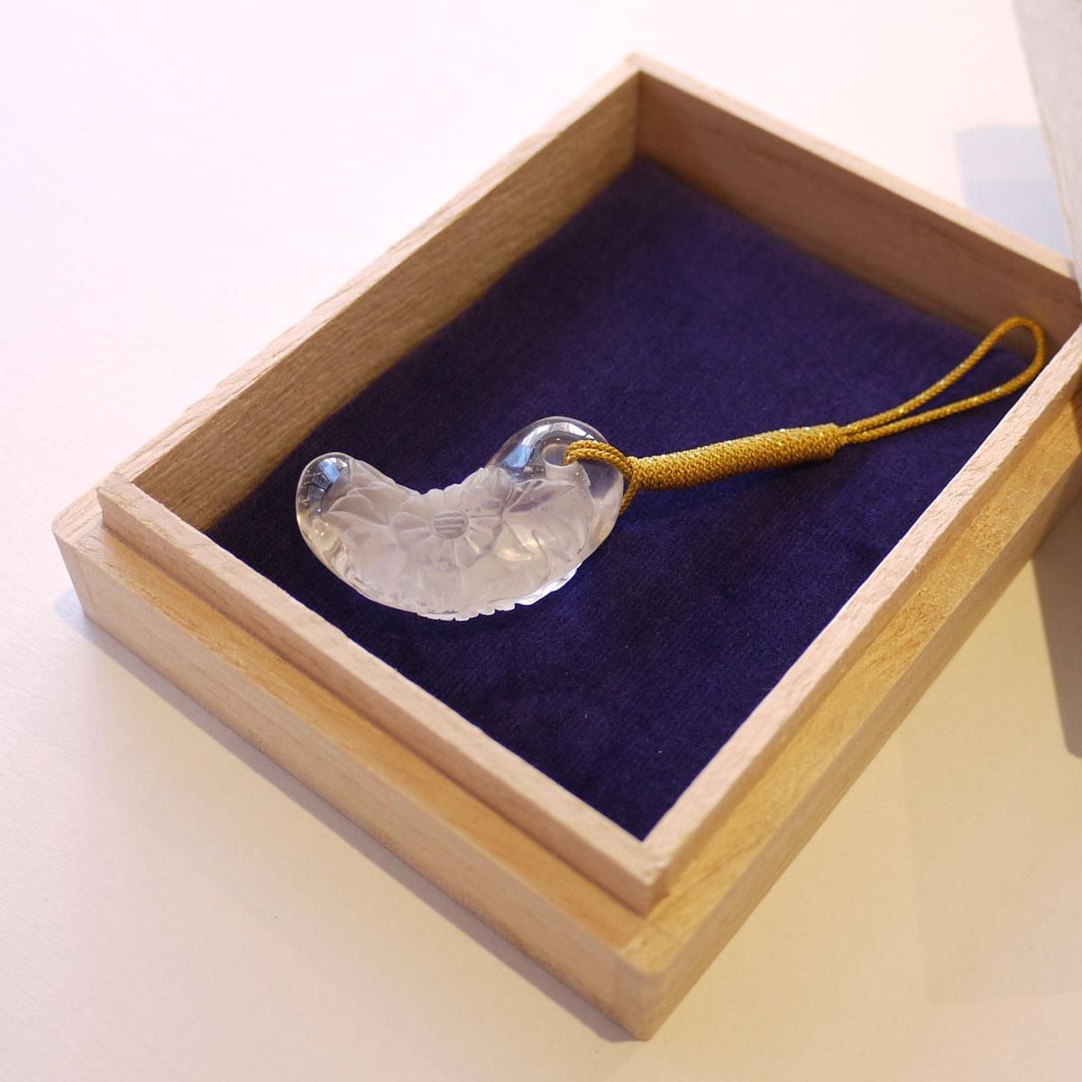 菊の文様を浮き彫りした水晶勾玉