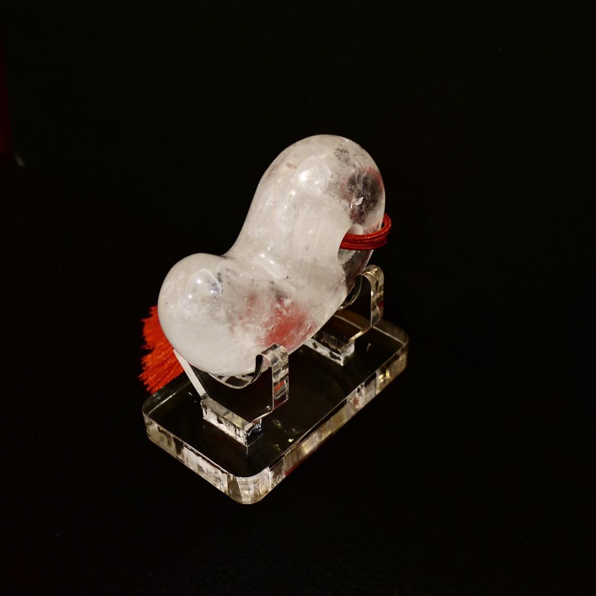 特大水晶勾玉（ぷっくり型）アクリル台座付き
