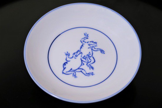 染付鳥獣戯画二匹カエル4寸皿 - 京都祇園の和食器・清水焼の陶磁器　食器の京ばん