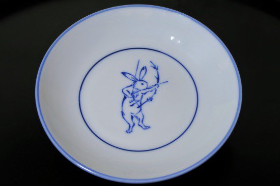 染付鳥獣戯画矢をつがえるウサギ4寸皿 - 京都祇園の和食器・清水焼の陶磁器　食器の京ばん