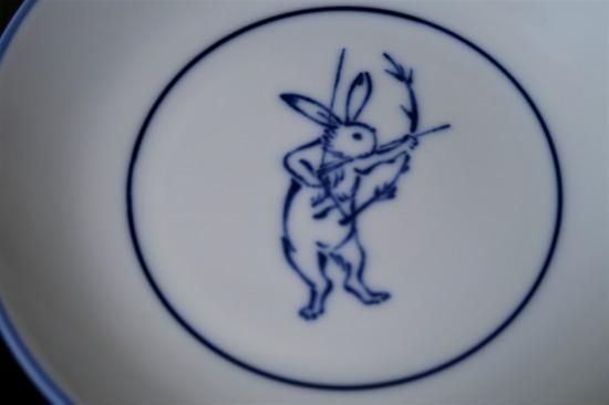 染付鳥獣戯画矢をつがえるウサギ4寸皿 - 京都祇園の和食器・清水焼の
