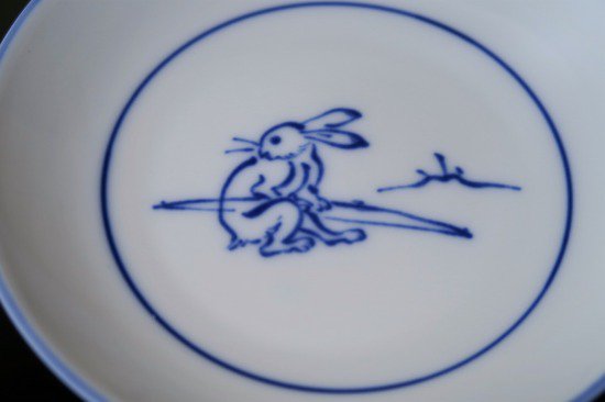 染付鳥獣戯画座っているウサギ4寸皿 - 京都祇園の和食器・清水焼の陶磁器　食器の京ばん