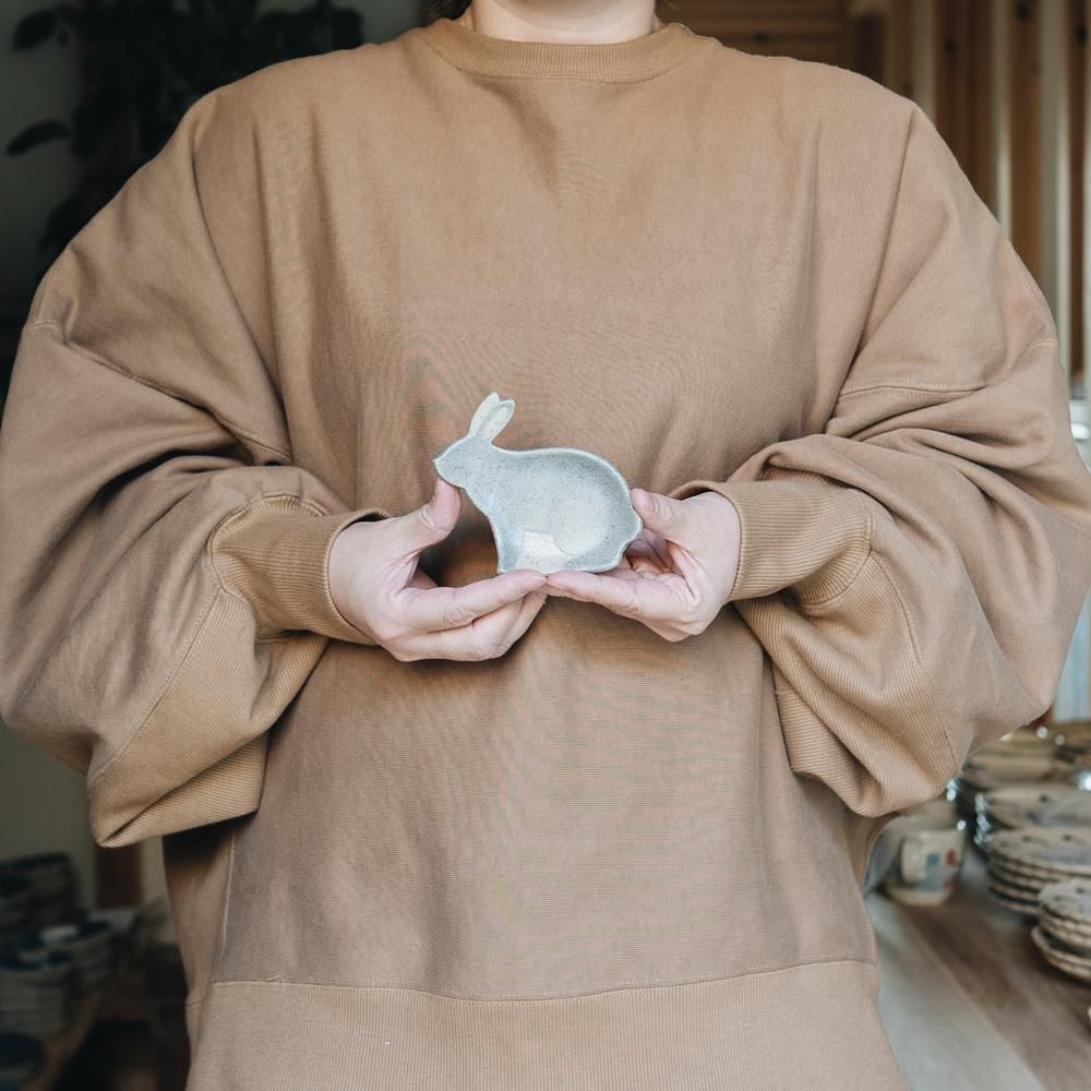 苔色工房 すわりうさぎ豆皿 (2020年3月企画展) 2