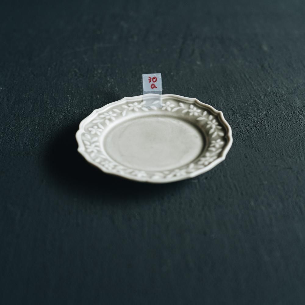 【2021年WEB個展】阿部慎太朗 花冠レリーフまめ皿  (薄いグレー) φ11cm (30a)