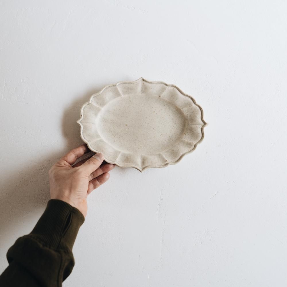 作家もの 白いテクスチャー仕上げの円形皿 作家もの 白いテクスチャー仕上げの円形皿