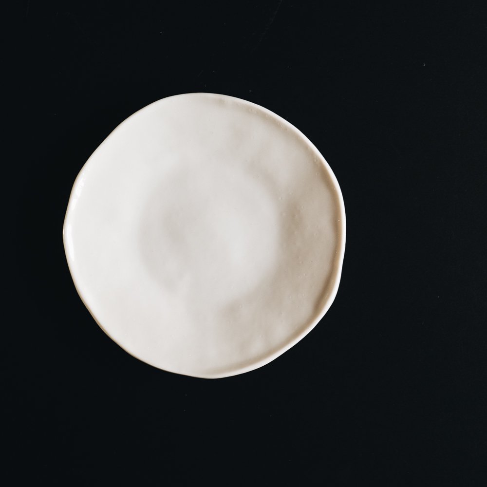 (2020年12月) 白いぽってりとした丸皿　φ12cm