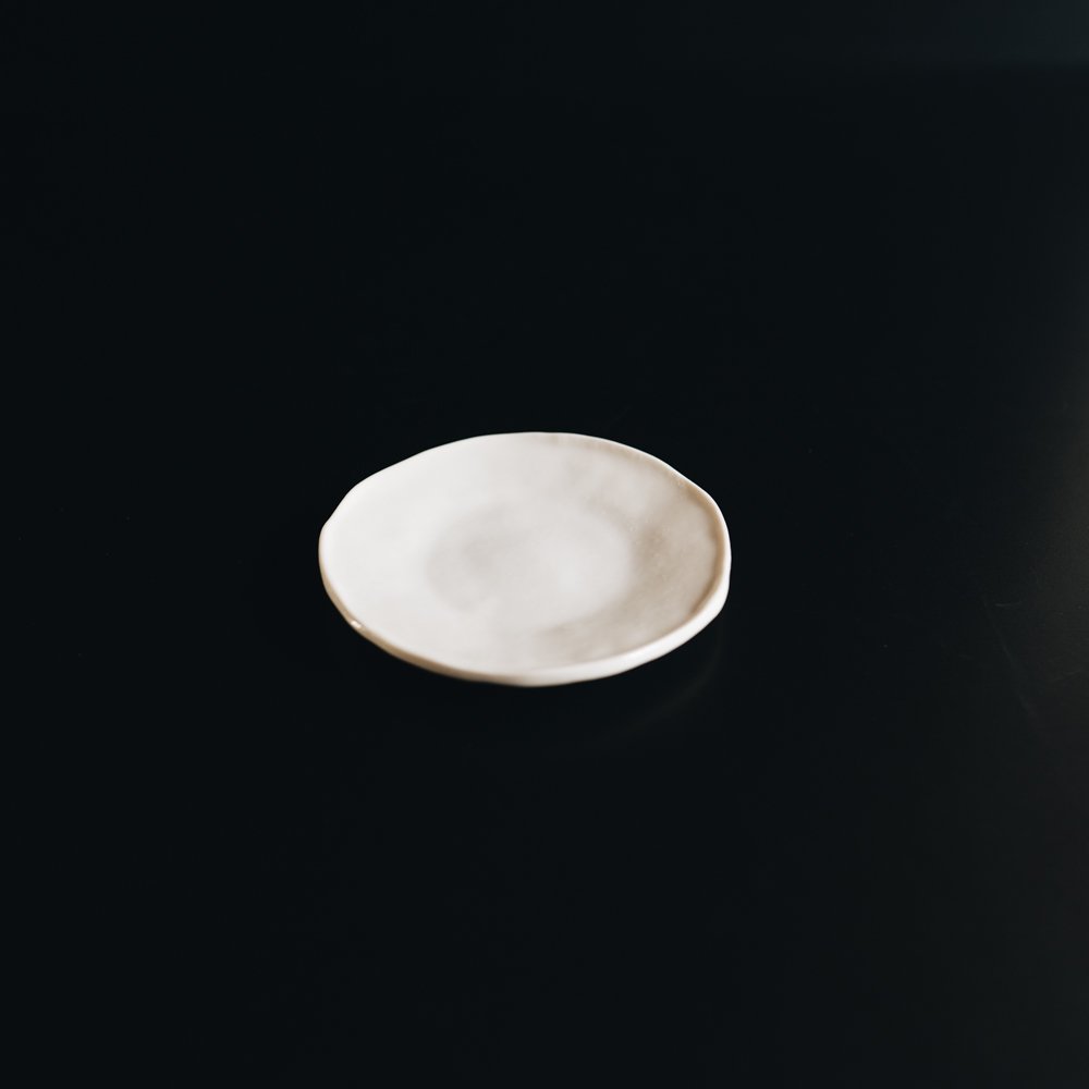 (2020年12月) 白いぽってりとした丸皿　φ12cm
