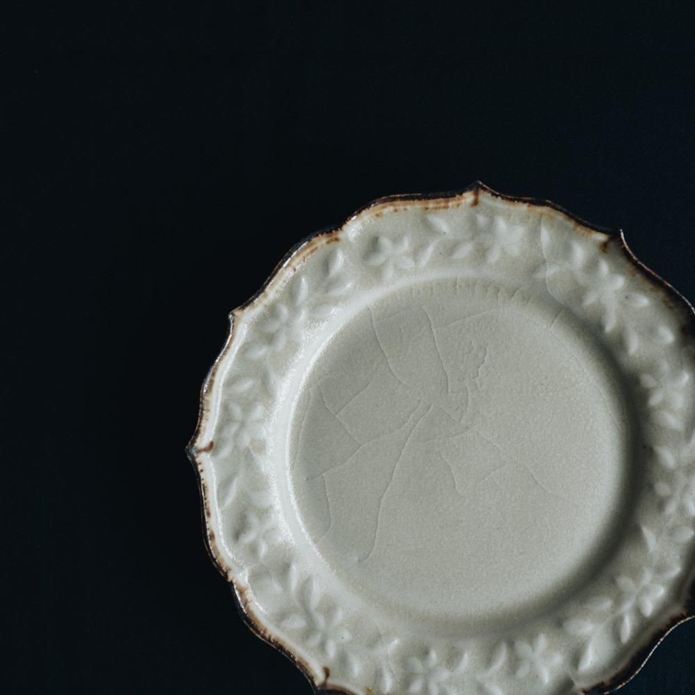  阿部慎太朗 花冠レリーフまめ皿  (白マット) φ11cm  (30c)
